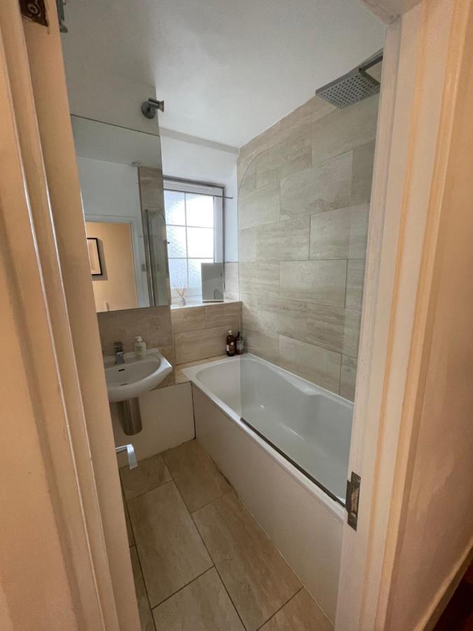 Апартаменты Spacious Flat Opposite The Oval Лондон Экстерьер фото